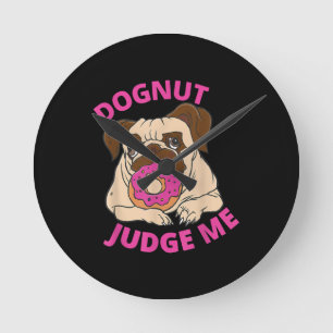 Dognut Judge Me Mops Hund isst Donut Runde Wanduhr