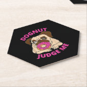 Dognut Judge Me Mops Hund isst Donut Untersetzer (angewinkelt)