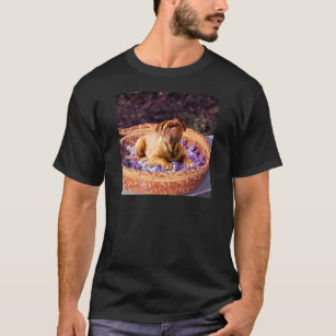 Dogue de Bordeaux sitzt auf einem Korb voller Peta T-Shirt