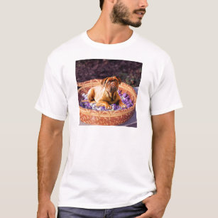 Dogue de Bordeaux sitzt auf einem Korb voller Peta T-Shirt