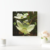 Dogwood and Redwoods in Yosemite National Park Quadratische Wanduhr (Zuhause)