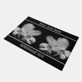 Dogwood blüht in Schwarz-Weiß-Personalisiert Fußmatte (Schrägansicht)
