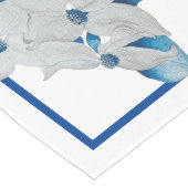 Dogwood-Blume auf einem Tischläufer (Ecke)