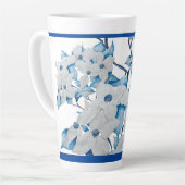 Dogwood-Blume auf einer großen Latte-Tasse Milchtasse (Linke Ecke)