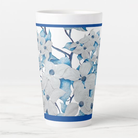 Dogwood-Blume auf einer großen Latte-Tasse Milchtasse (Vorderseite)