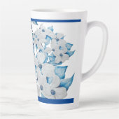Dogwood-Blume auf einer großen Latte-Tasse Milchtasse (Rechts)