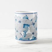 Dogwood-Blume auf einer klassischen Tasse (Mittel)