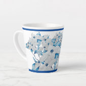 Dogwood-Blume auf einer kleinen Latte-Tasse Milchtasse (Linke Ecke)