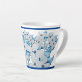 Dogwood-Blume auf einer kleinen Latte-Tasse Milchtasse (Rechte Ecke)