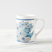 Dogwood-Blume auf einer Knochen-China-Tasse Porzellantasse (Rechts)