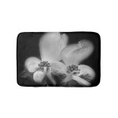 Dogwood-Blume in Schwarz und Weiß Badematte (Vorderseite)