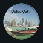 Doha 2011 - Wie und Skyline Magnet<br><div class="desc">Eine Dhow wartet auf Doha Corniche,  Katar,  den 2. Februar 2011,  für Besucher,  die eine Reise durch die Bucht gewollt haben.</div>