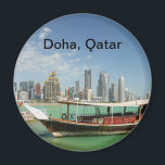Doha 2011 - Wie und Skyline Magnet<br><div class="desc">Eine Dhow wartet auf Doha Corniche,  Katar,  den 2. Februar 2011,  für Besucher,  die eine Reise durch die Bucht gewollt haben.</div>
