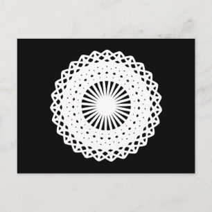 Doily. Weißer Spitzenkreis. Auf Schwarz. Postkarte