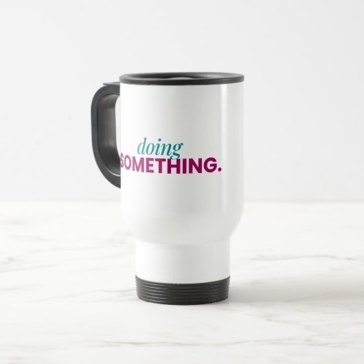 Doing Something Travel Mug Reisebecher (Vorderseite Links)