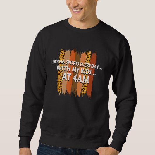 Doing Sports with Kids  Mom of Boys Humor Mom and  Sweatshirt (Vorderseite)