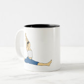Doing Yoga Zweifarbige Tasse (Vorderseite Links)