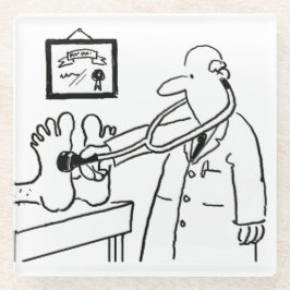 Doktor benutzt sein Stethoskop auf Füßen. Funny Glasuntersetzer