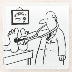 Doktor benutzt sein Stethoskop auf Füßen. Funny Glasuntersetzer