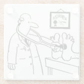 Doktor benutzt sein Stethoskop auf Füßen. Funny Glasuntersetzer (Rückseite)