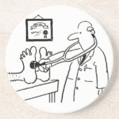 Doktor benutzt sein Stethoskop auf Füßen. Getränkeuntersetzer (Vorne)