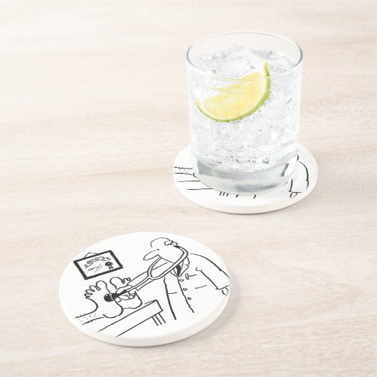 Doktor benutzt sein Stethoskop auf Füßen. Getränkeuntersetzer (Seite)