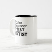 Doktor Ingenieur + Künstler = Zahnarzt Zweifarbige Tasse (Vorderseite Links)