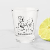Doktor mit Stethoskop bei der Überprüfung der Füße Schnapsglas (Vorderseite)