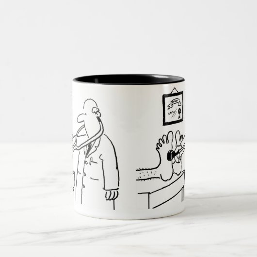 Doktor mit Stethoskop Prüffutter Zweifarbige Tasse (Mittel)