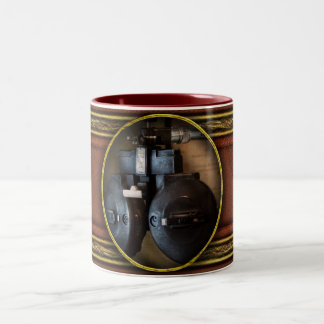 Doktor - Optometrie - Ein alter Phoropter Zweifarbige Tasse
