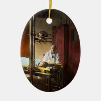 Doktor - Röntgenstrahl - in der Doktorsorgfalt Keramikornament