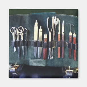 Doktoren - chirurgische Instrumente circa zivilem Magnet