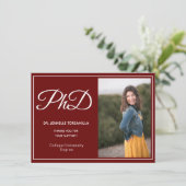 Doktortitel Burgundy White Foto Script Abschluss Ankündigung (Stehend Vorderseite)
