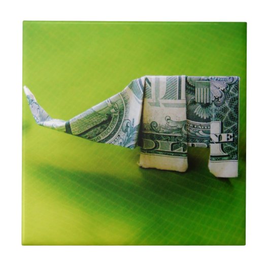 Dollar-Bill Origami Elephant auf grünem Hintergrun Fliese (Vorderseite)