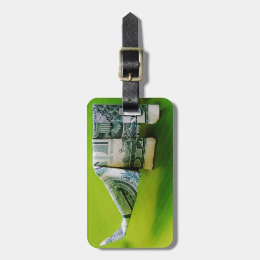 Dollar-Bill Origami Elephant auf grünem Hintergrun Gepäckanhänger (Vorderseite vertikal)