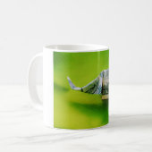 Dollar-Bill Origami Elephant auf grünem Hintergrun Kaffeetasse (Vorderseite Links)