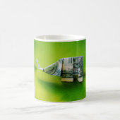 Dollar-Bill Origami Elephant auf grünem Hintergrun Kaffeetasse (Mittel)