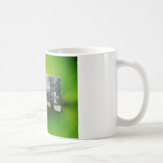 Dollar-Bill Origami Elephant auf grünem Hintergrun Kaffeetasse