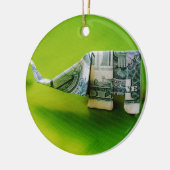 Dollar-Bill Origami Elephant auf grünem Hintergrun Keramik Ornament (Links)