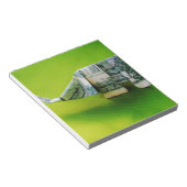 Dollar-Bill Origami Elephant auf grünem Hintergrun Notizblock (angewinkelt)