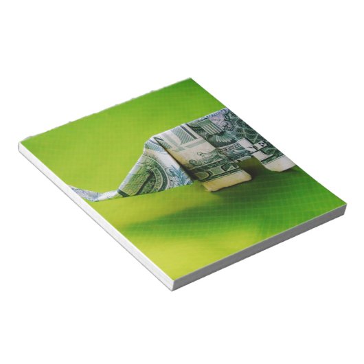 Dollar-Bill Origami Elephant auf grünem Hintergrun Notizblock (angewinkelt)