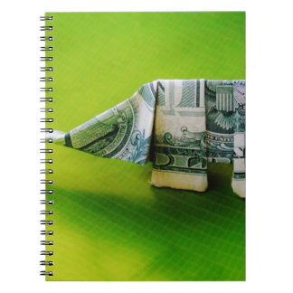 Dollar-Bill Origami Elephant auf grünem Hintergrun Notizblock