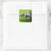 Dollar-Bill Origami Elephant auf grünem Hintergrun Quadratischer Aufkleber (Tasche)