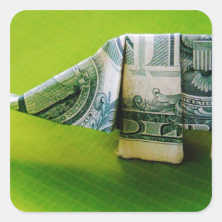 Dollar-Bill Origami Elephant auf grünem Hintergrun Quadratischer Aufkleber