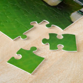 Dollarschein origami Elefant auf grünem Puzzle (Seite)