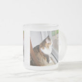 Dolly the Cat Looking out Window Tasse (VorderseiteRechts)