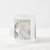 Dolly the Cat Looking out Window Tasse (Vorderseite Links)