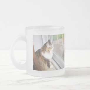 Dolly the Cat Looking out Window Tasse