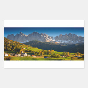 Dolomitdorf im rechteckigen Aufkleber des Falles
