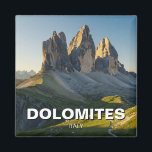 Dolomiten Italien Reisen Magnet<br><div class="desc">Die Dolomiten, eine atemberaubende Bergkette Norditaliens, sind bekannt für ihre dramatischen Gipfel, schroffen Felsen und atemberaubende Alpenlandschaften. Diese Berge, die zum UNESCO-Weltkulturerbe gehören, sind Teil der Südkalksteinalpen und erstrecken sich über die Regionen Trentino-Südtirol, Veneto und Friaul-Julisch Venetien, die das ganze Jahr über ein Paradies für Outdoor-Enthusiasten bieten. Die Dolomiten sind...</div>